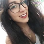 Profesora de ingles brinda clases a niños de 5 a 7 años de edad